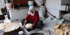 Lezzetli ekmekler köy tandırında pişiyor