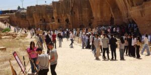 Lise öğrencileri asırlık yapıları ele aldıkları resimlerini Dara Antik Kenti’nde sergiledi