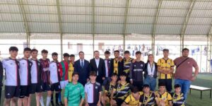 Liseler arası futbol turnuvası birincisi kupasını Kaymakam Yurdagül’den aldı