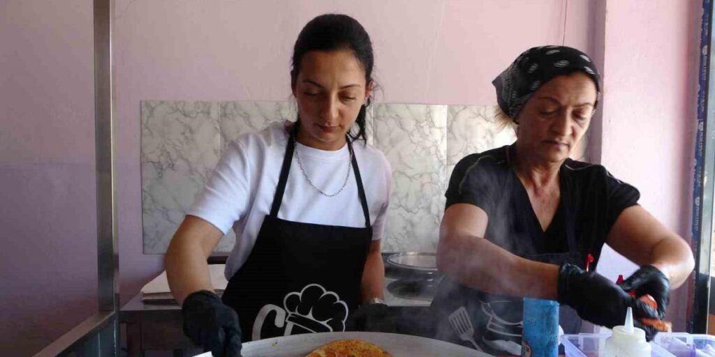 Malatya’nın tek kadın tantuni ustası azmiyle takdir topluyor