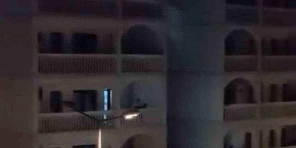 Mardin’de arbedede market önündeki dolabın devrildiği anlar kamerada