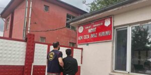 Mardin’de cezaevi firarisi düğün salonunda saz çalarken yakalandı