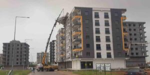 Mardin’de fırtınada çatıdaki çelik koruma aşağı sarktı, facia ucuz atlatıldı