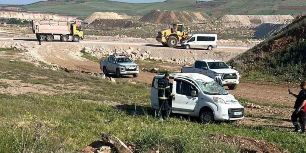Mardin’de hafif ticari araç boş alana uçtu: 4 kişi yaralandı