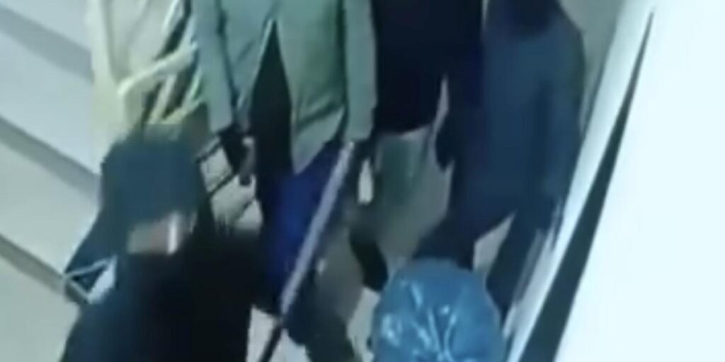 Mardin’de maskeli saldırganların ev kapısını kırma anı kamerada