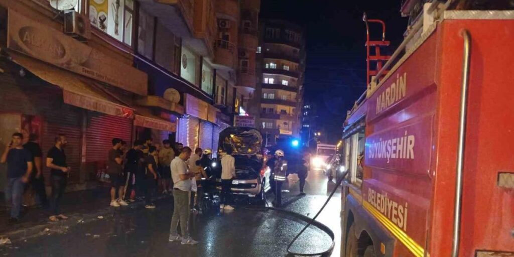 Mardin’de yanan hafif ticari araç itfaiye ekiplerince söndürüldü
