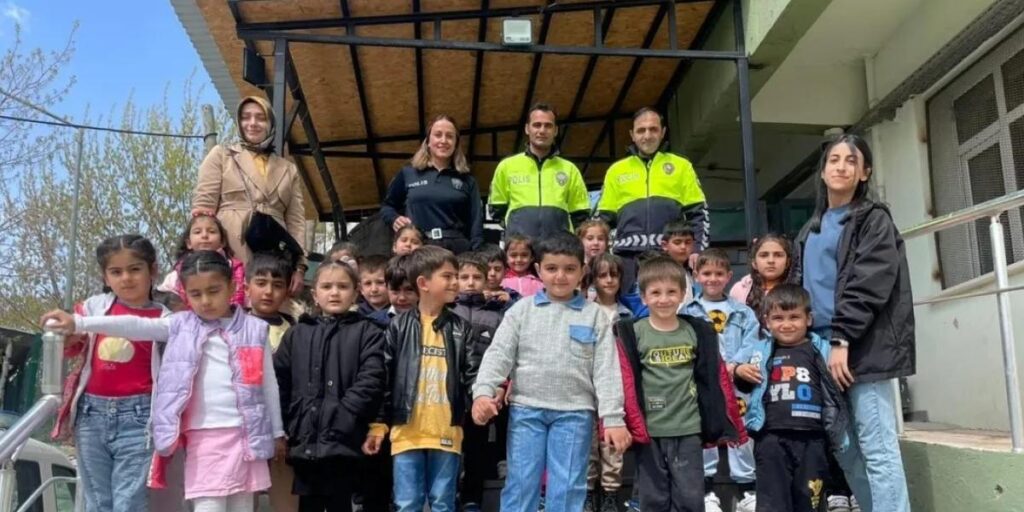 Minik öğrencilerden anlamlı ziyaret