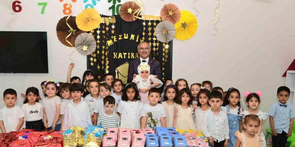 Miniklerin ilk karnesi Başkan Er’in elinden