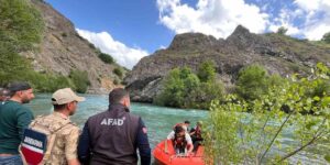 Munzur Nehri’nde mahsur kalan vatandaşı ekipler kurtardı