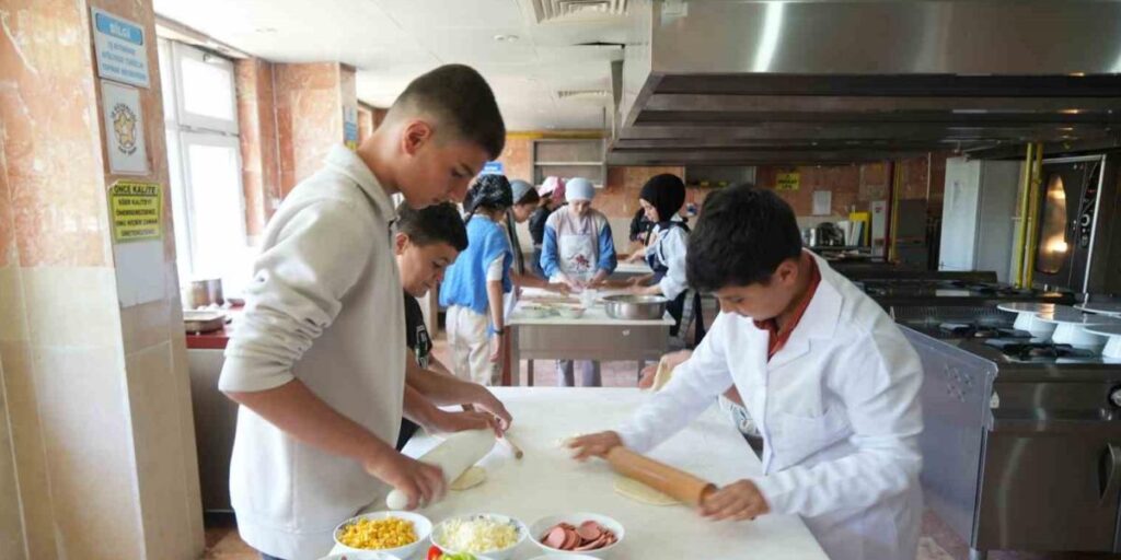 Muş’ta beceri atölyesi açıldı: Öğrenciler mesleklerle tanışıyor
