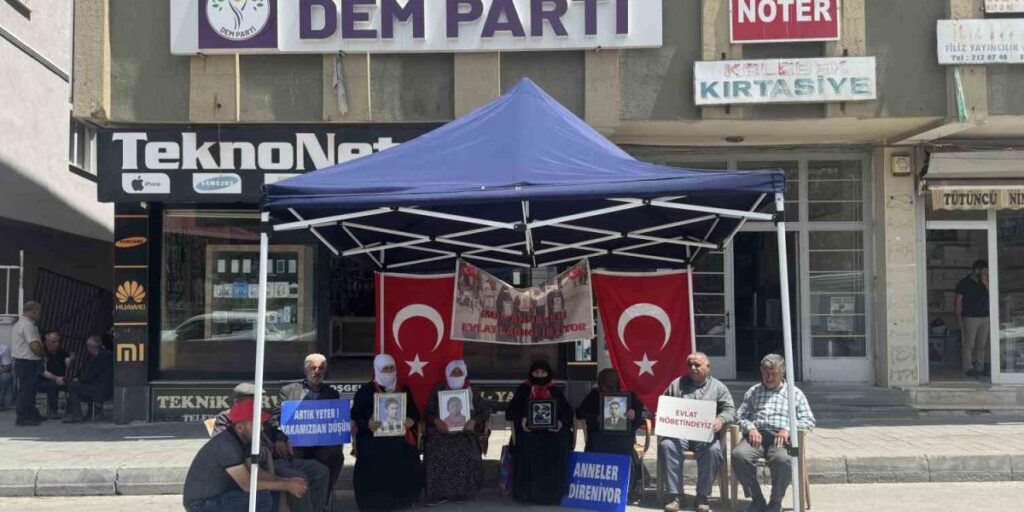 Muş’ta evlat nöbetini sürdüren aileler, terörsüz Türkiye sürecinden umutlu