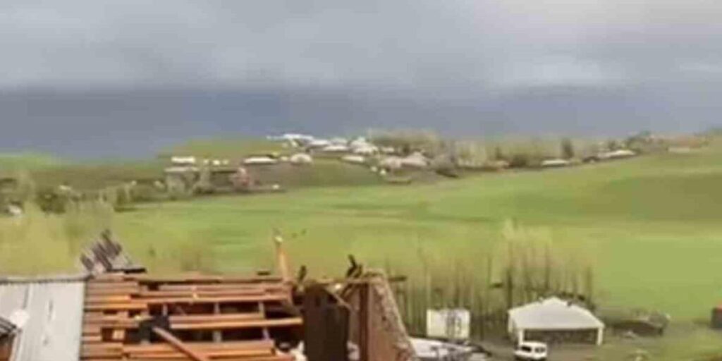 Muş’ta fırtına evlerin çatılarını uçurdu