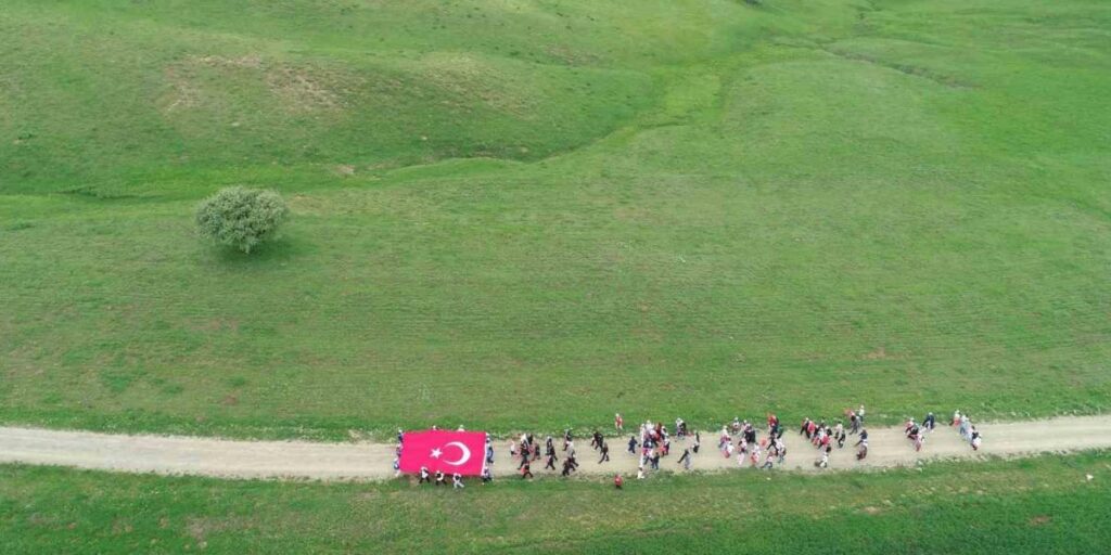 Muş’ta gençler Türk bayrağıyla doğada buluştu