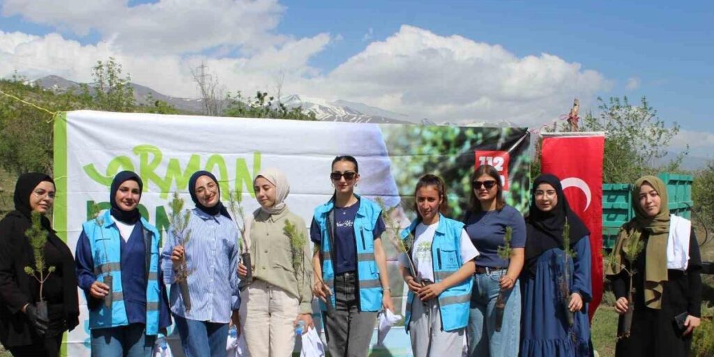 Öğrenciler fidan dikip ormanda çöp temizliği yaptı