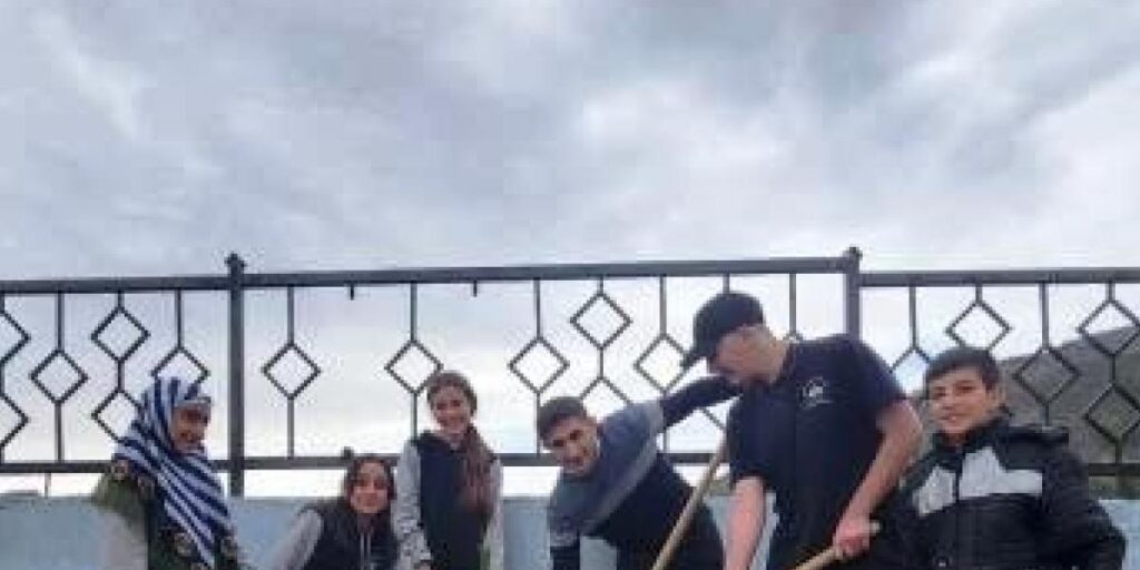 Öğrenciler fidan dikti