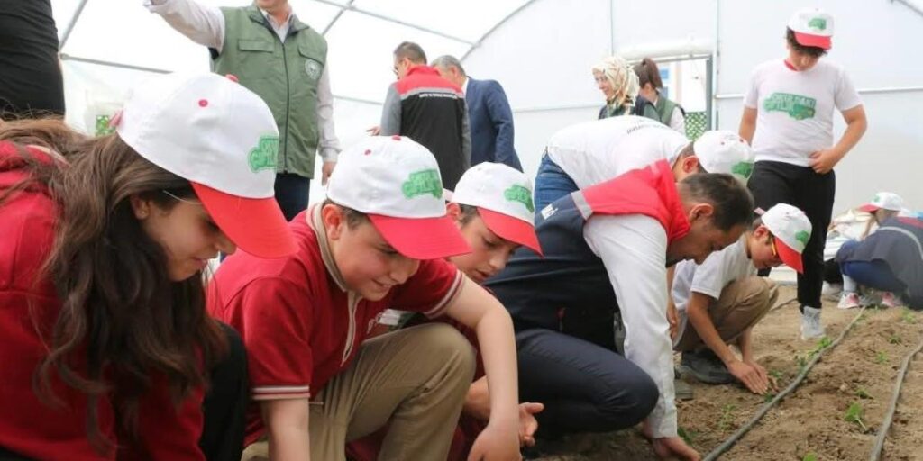 Öğrenciler seracılık, bahçecilik ve tarım uygulamalarıyla üretim sürecini yerinde öğreniyor
