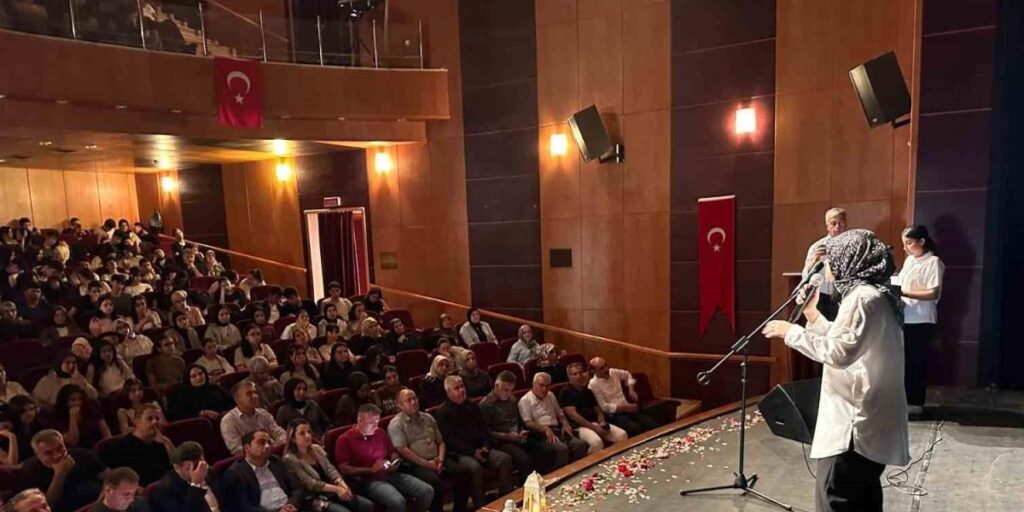 Öğrenciler, şiir ve müzikseverlere unutulmaz bir gün yaşattı