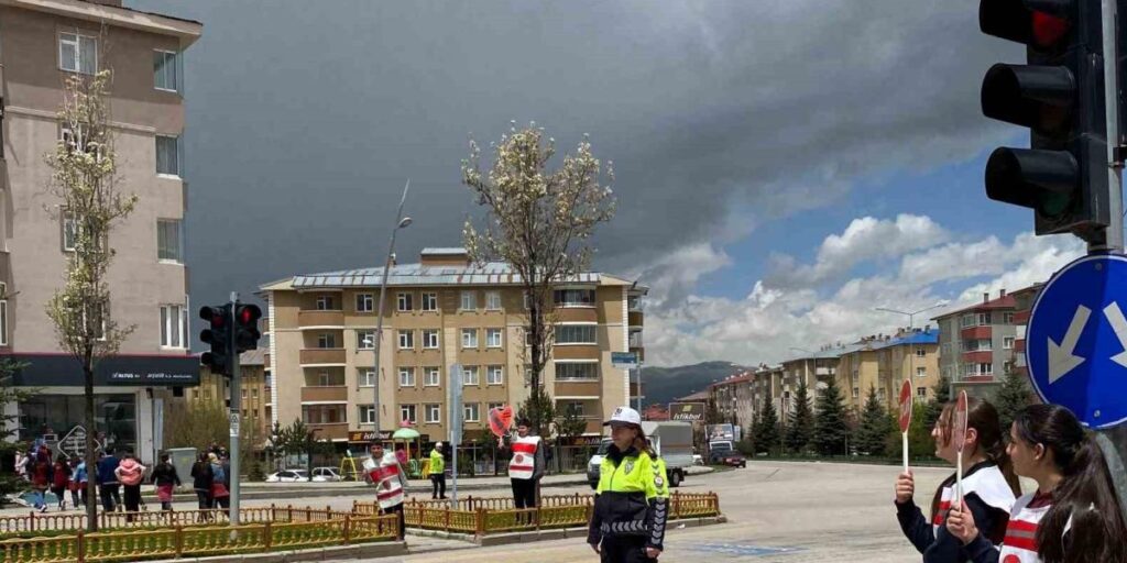 Öğrencilerden trafikte farkındalık uygulaması