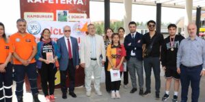 Oryantiring yarışmasına katılanlara tatlı ikram edildi