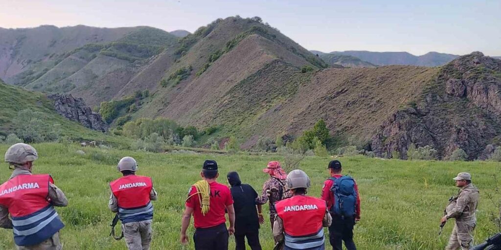 Ot toplamaya gittikleri bölgede kaybolan çiftin yardımına jandarma yetişti