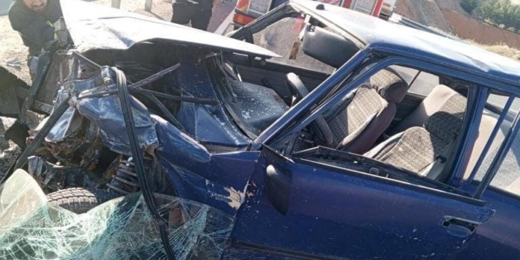 Otomobil bariyerlere çarparak hurdaya döndü: 1 yaralı