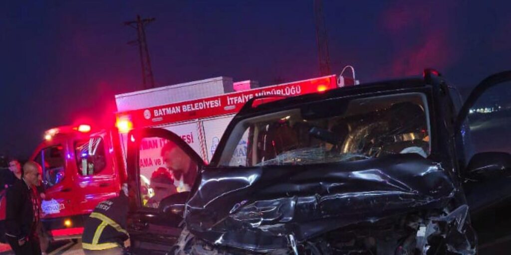 Otomobil ile kamyonet çarpıştı: 5 yaralı