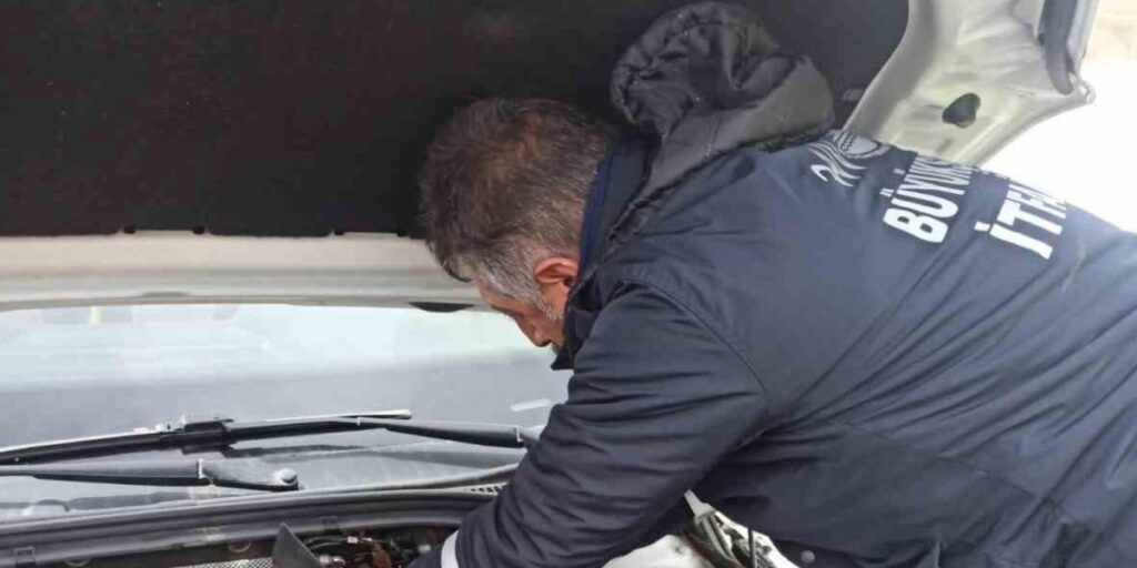 Otomobil refüje çarptı: 2 yaralı