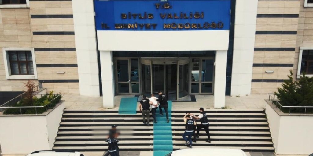 Otomobilin yedek lastiği içinde 4 kilo skunk uyuşturucu madde ele geçirildi
