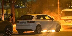 Park halindeki lüks otomobilde yangın