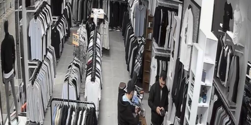 Pişkin hırsızdan 13’üncü vurgun: Eski kıyafetlerini bıraktı, yenilerini giyip gitti