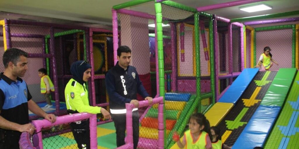 Polisler çocukların oyun merkezine gitme hayalini gerçekleştirdi