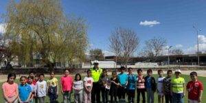 Polislerden çocuklara trafik eğitimi