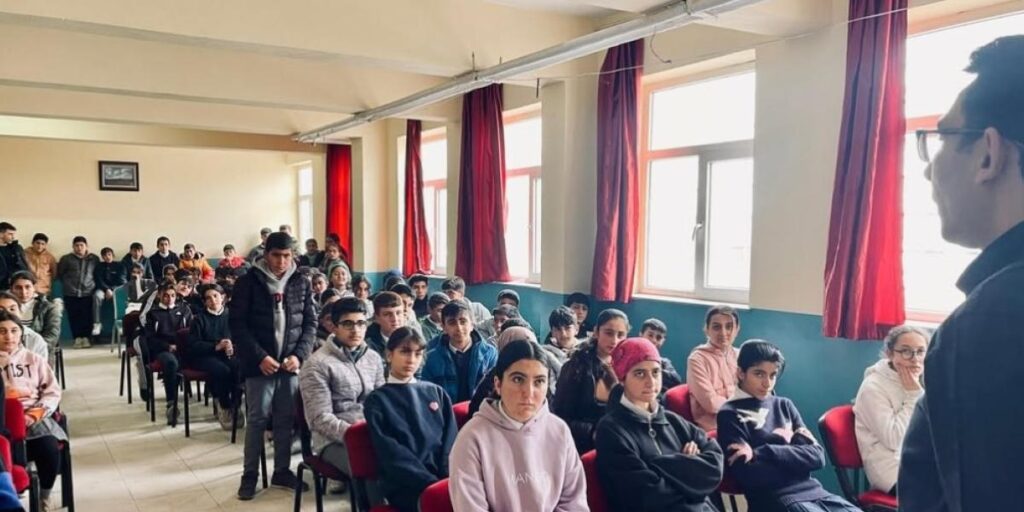 Polislerden öğrencilere meslek tanıtımı