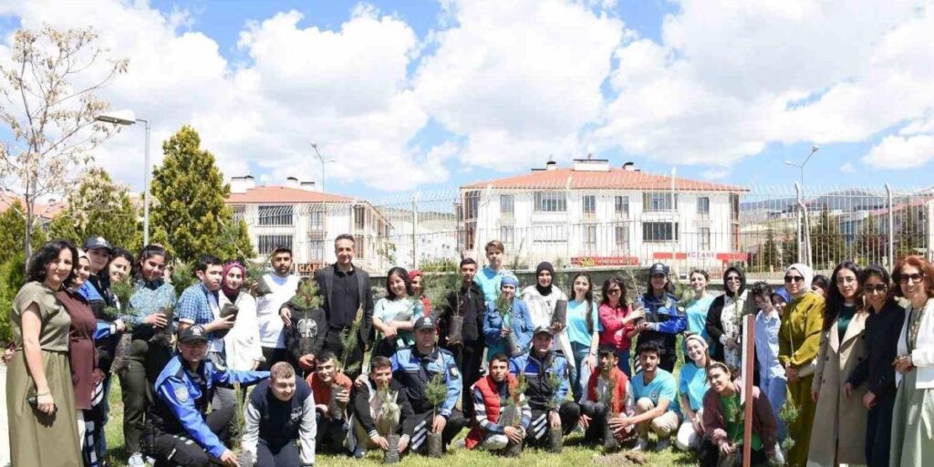 Polislerle öğrenciler fidanları toprakla buluşturdu