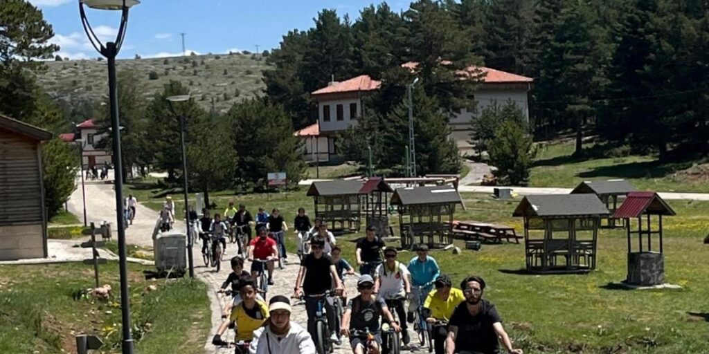 Refahiye’de gençler çevre için pedal çevirdi