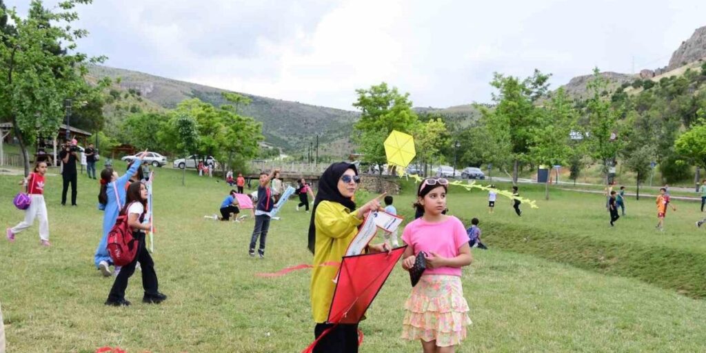 Rengarenk uçurtmalar Beydağı’nda gökyüzüyle buluştu