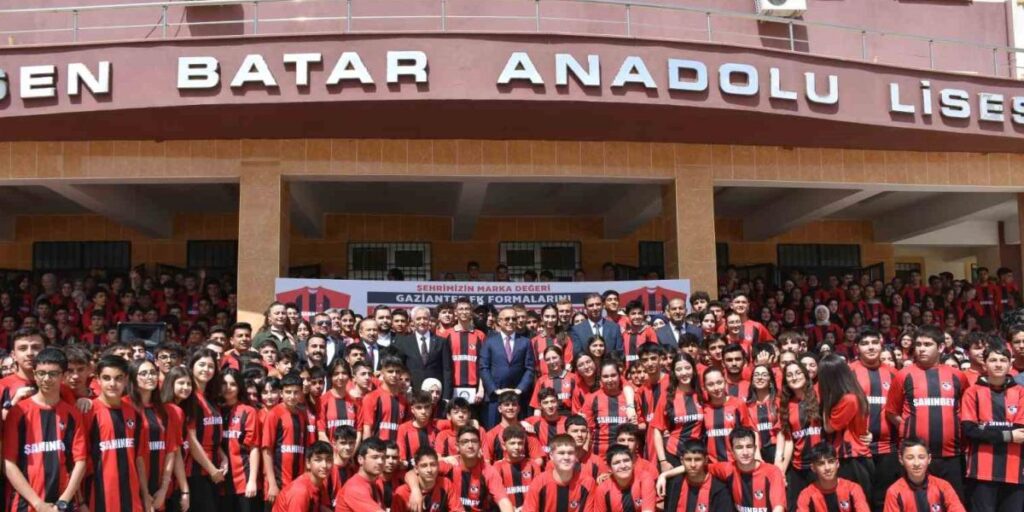 Şahinbey Belediyesi’nden, 160 bin öğrenciye Gaziantep FK forması