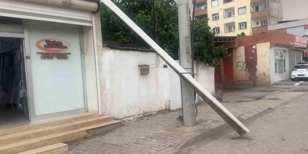 Şanlıurfa’da fırtına sürücülere zor anlar yaşattı