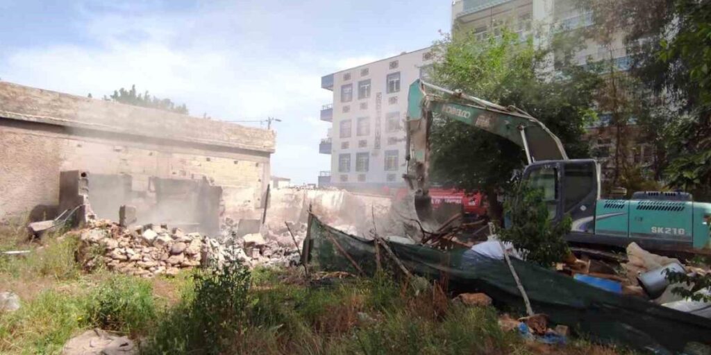 Şanlıurfa’da ilginç yıkım