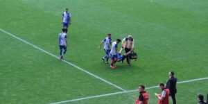 Sedye olmayınca sakatlanan futbolcu karga tulumba saha kenarına taşındı