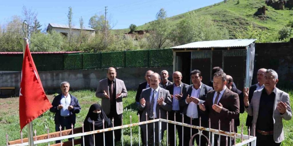 Şehide kabri başında anma