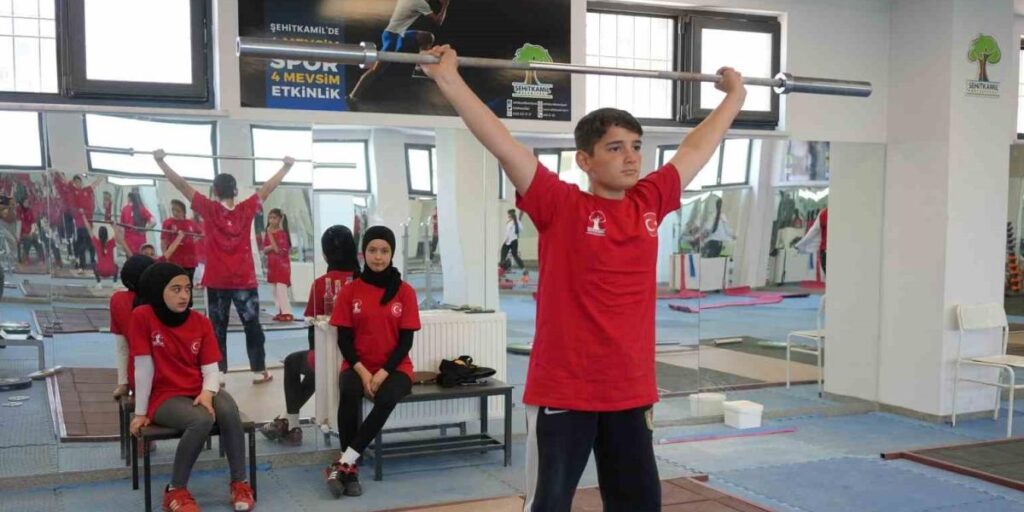 Şehitkamil’de halter kursu açıldı