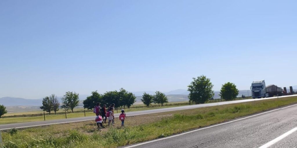 Siirt’te öğrencilerin tehlikeli okul yolculuğu