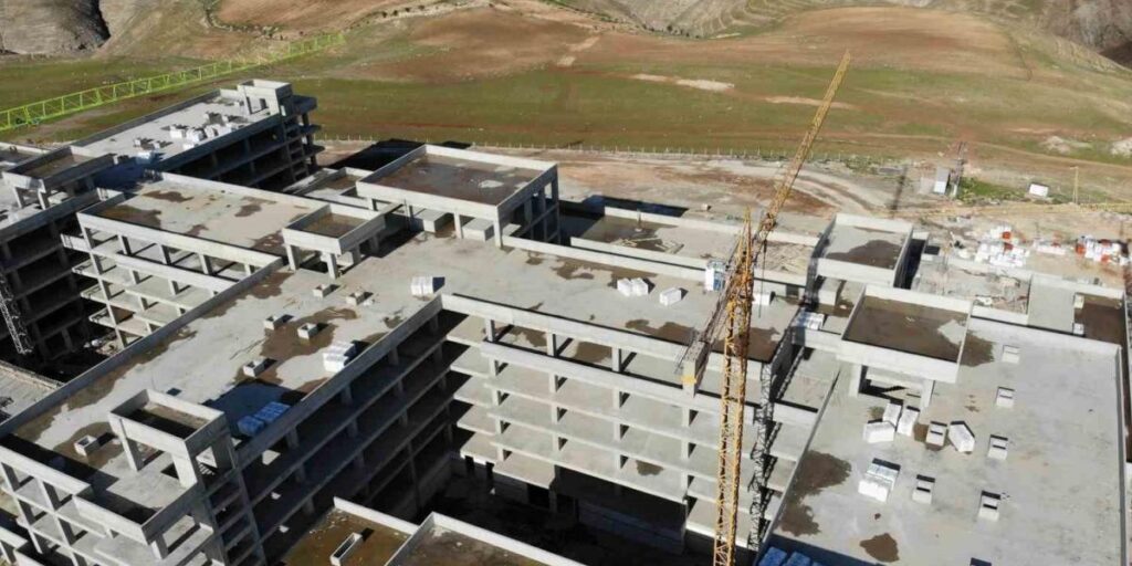 Siirt’te sismik izolatörlü hastane inşaatı devam ediyor