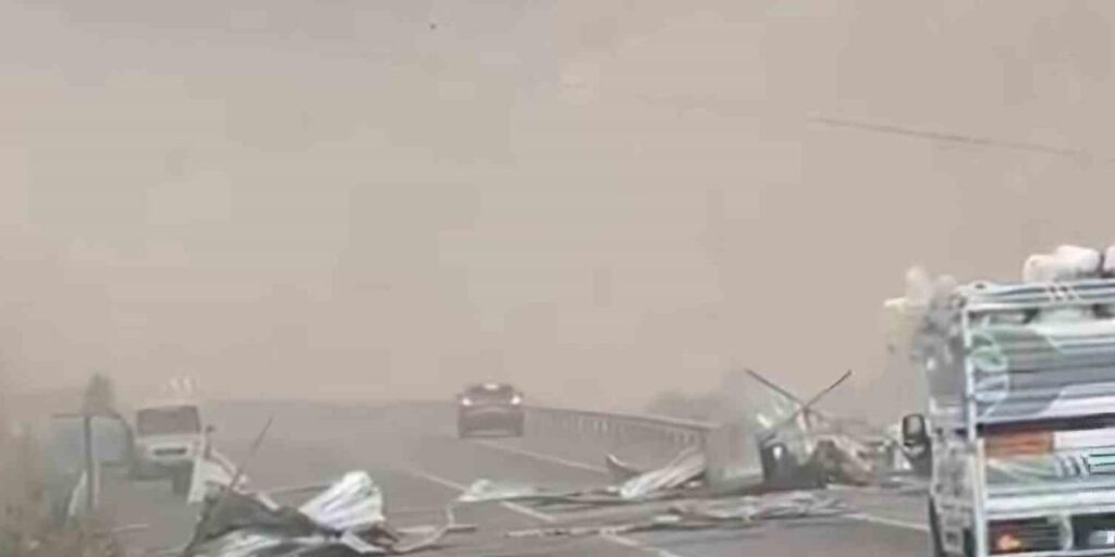 Siirt’te uçan çatı yolu trafiğe kapattı