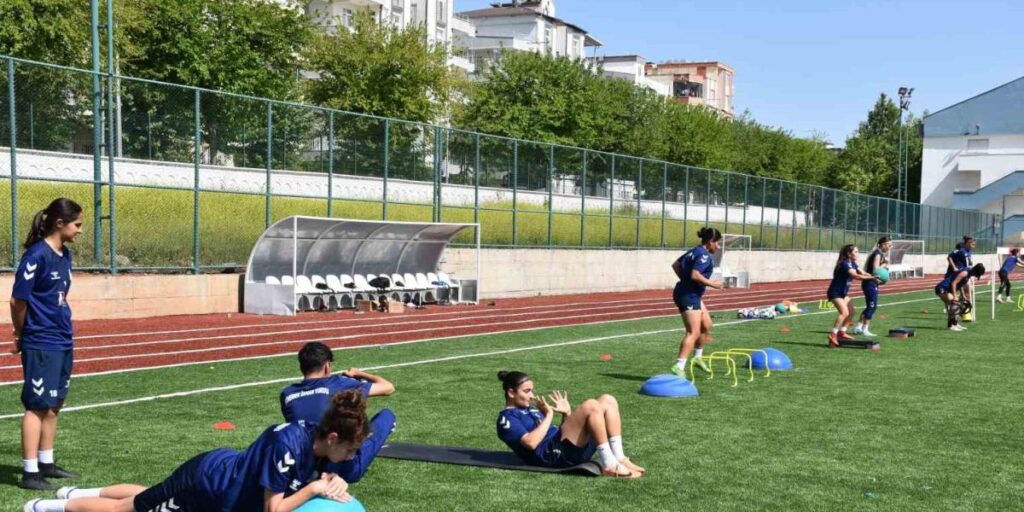 Siverek İdmanyurdu Kadın Futbol Takımı grup şampiyonu oldu