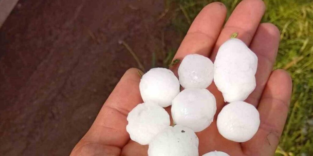 Siverek’te dolu yağışı sonrası hortum çıktı