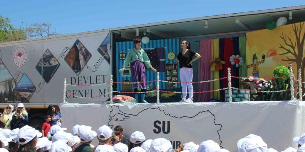 Su tasarrufunu tiyatro ile öğreniyorlar