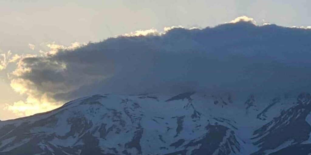 Süphan Dağı’nın zirvesindeki bulutlar görenleri hayran bıraktı
