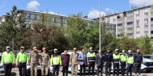 Sürücülere çikolata ve kolonya ikramlı trafik denetimi